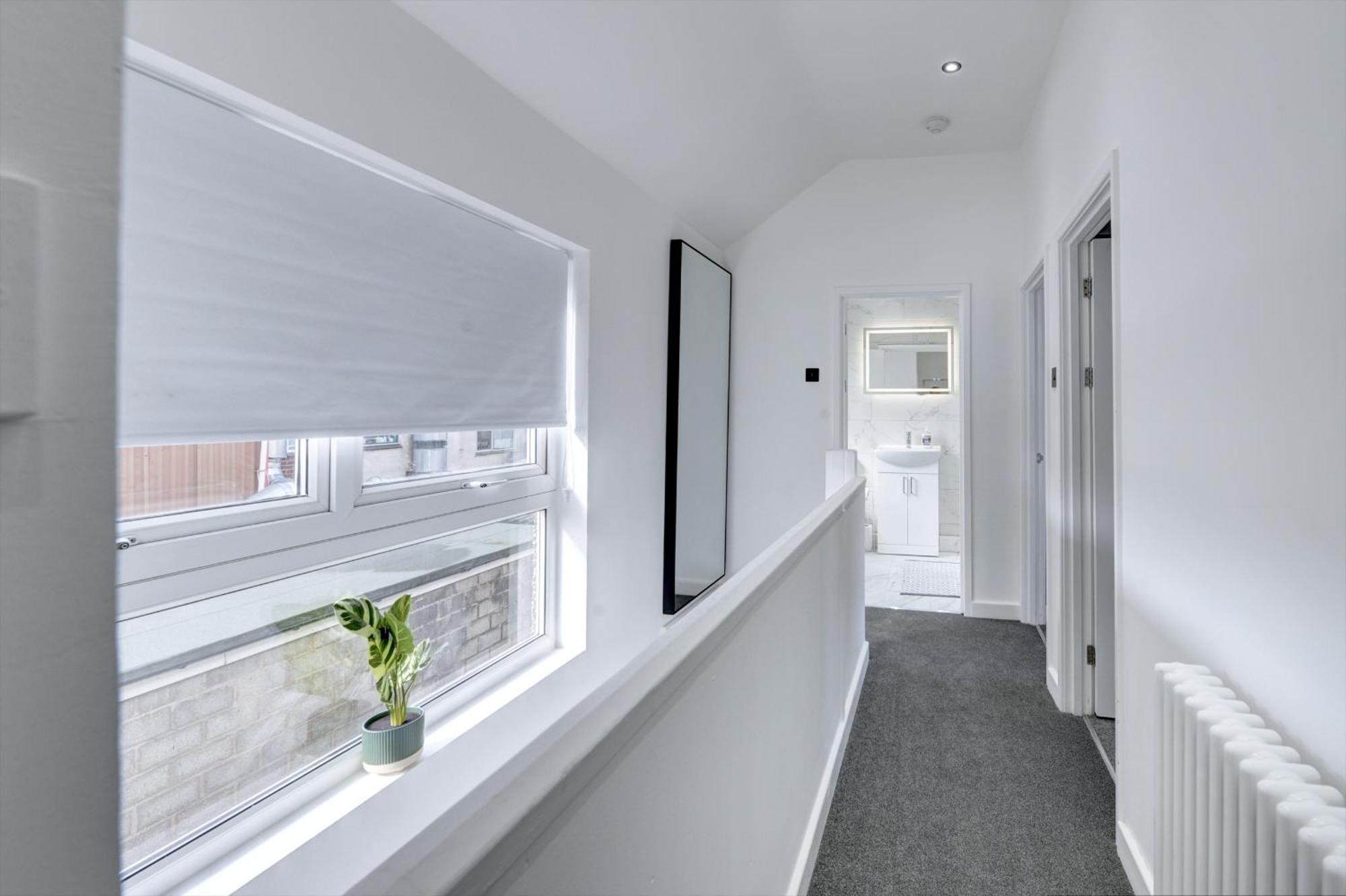 4 Bedrooms Homely House With Garden- Sleeps 9 Comfortably With 6 Comfortable Beds, Free Street Parking, Business Travellers, Contractors, & Holiday-Goers, Coventry, Near All Major Transport Links In Coventry And Motorway ภายนอก รูปภาพ