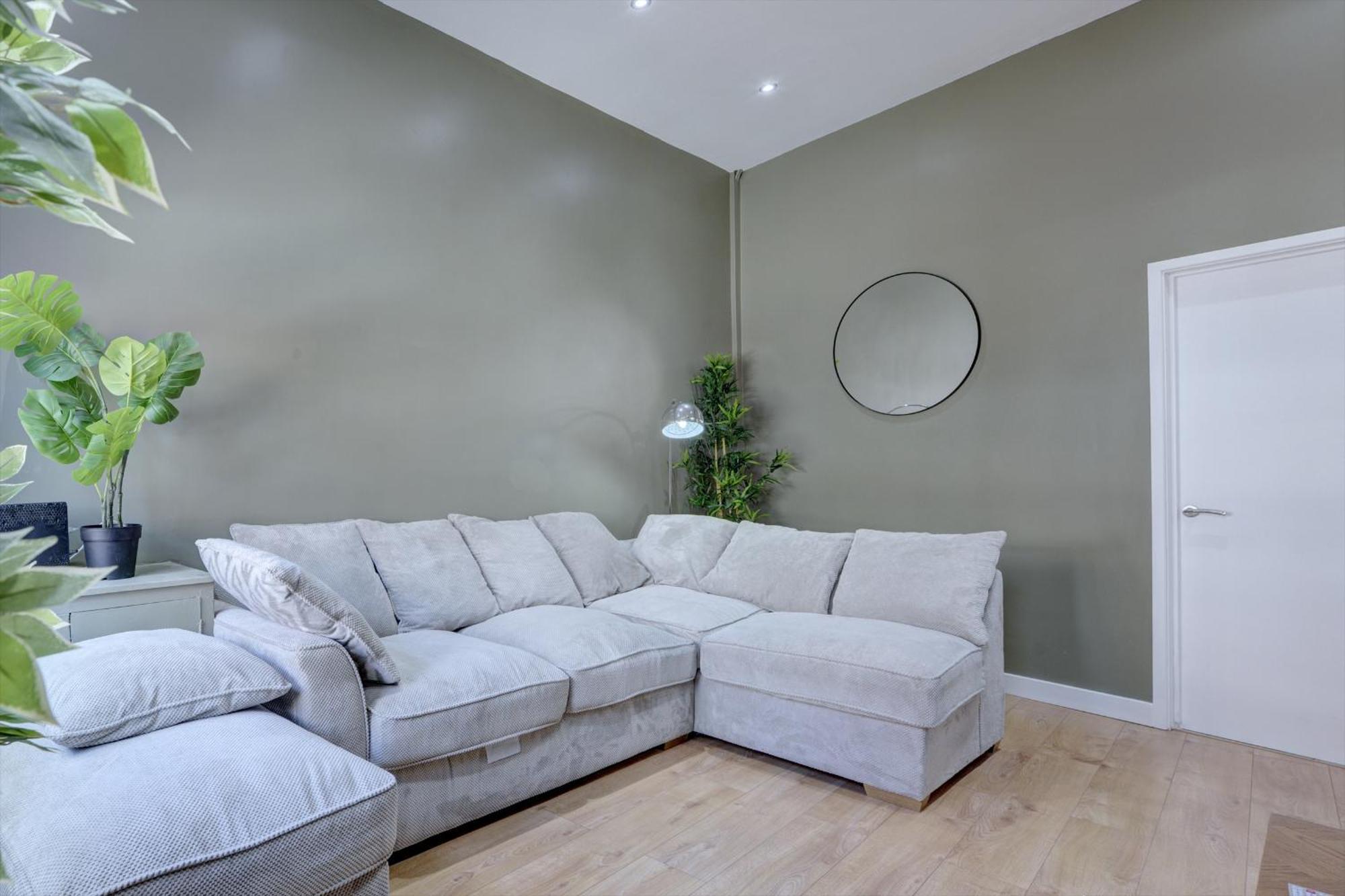 4 Bedrooms Homely House With Garden- Sleeps 9 Comfortably With 6 Comfortable Beds, Free Street Parking, Business Travellers, Contractors, & Holiday-Goers, Coventry, Near All Major Transport Links In Coventry And Motorway ภายนอก รูปภาพ
