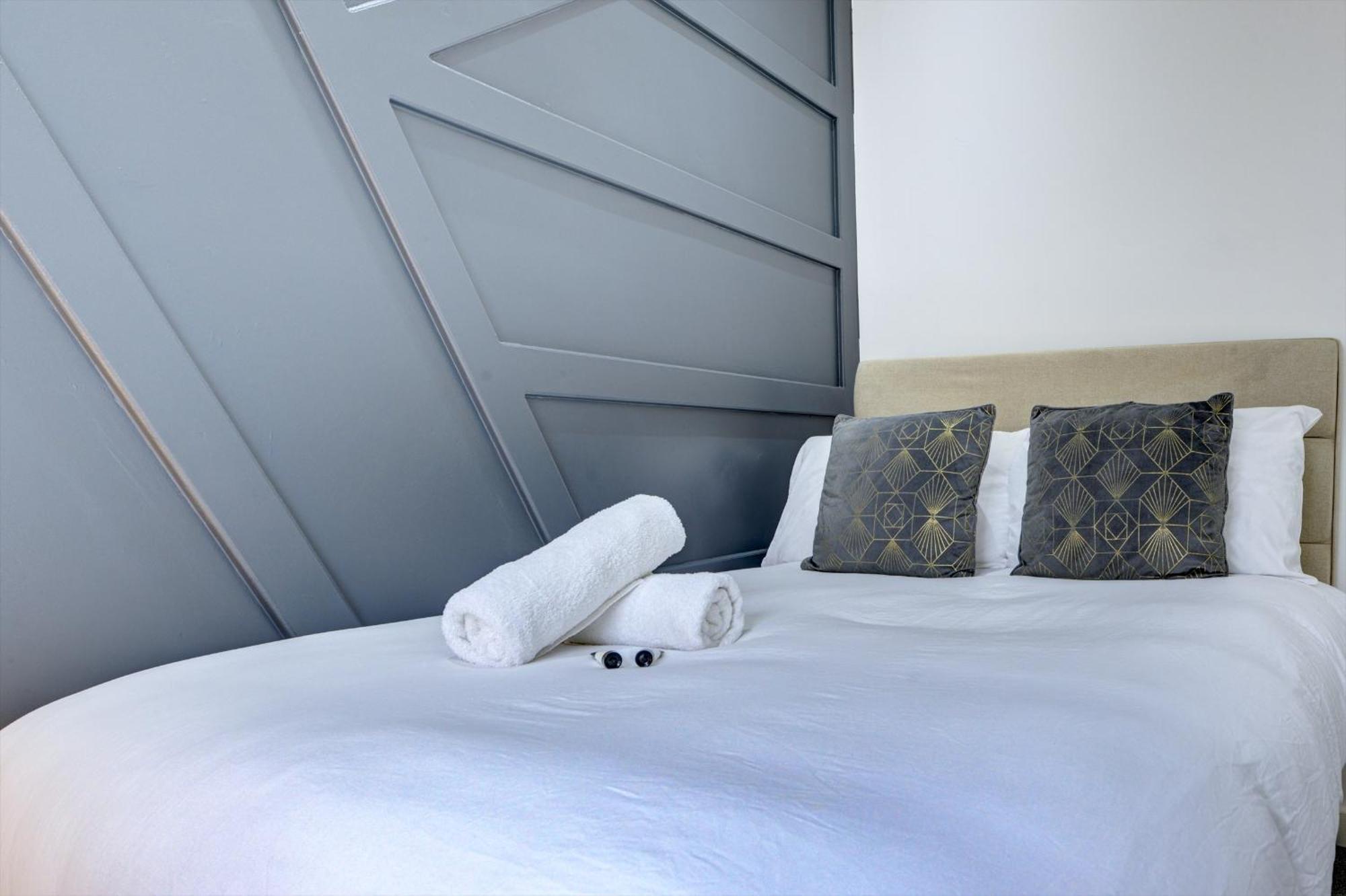 4 Bedrooms Homely House With Garden- Sleeps 9 Comfortably With 6 Comfortable Beds, Free Street Parking, Business Travellers, Contractors, & Holiday-Goers, Coventry, Near All Major Transport Links In Coventry And Motorway ภายนอก รูปภาพ