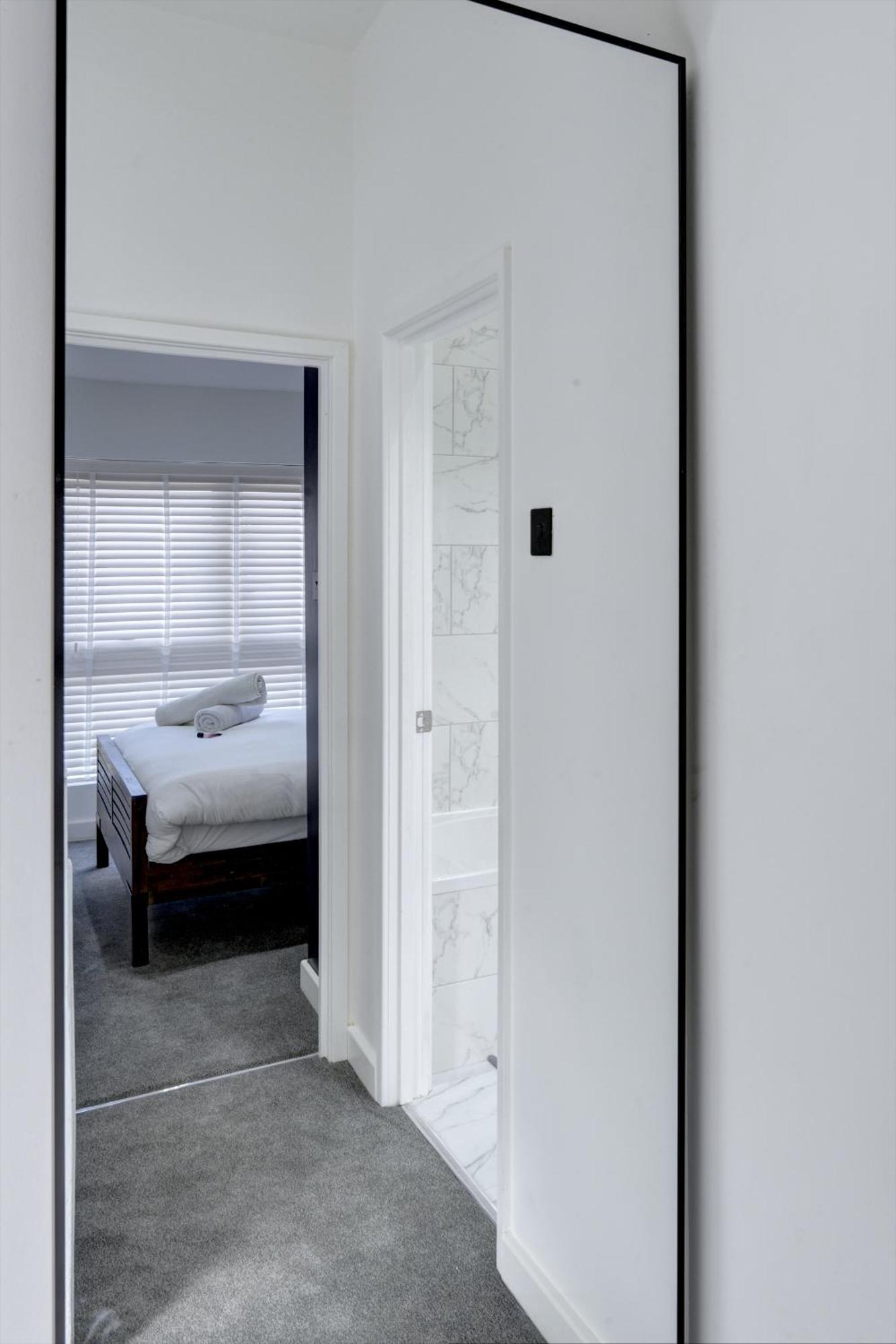 4 Bedrooms Homely House With Garden- Sleeps 9 Comfortably With 6 Comfortable Beds, Free Street Parking, Business Travellers, Contractors, & Holiday-Goers, Coventry, Near All Major Transport Links In Coventry And Motorway ภายนอก รูปภาพ