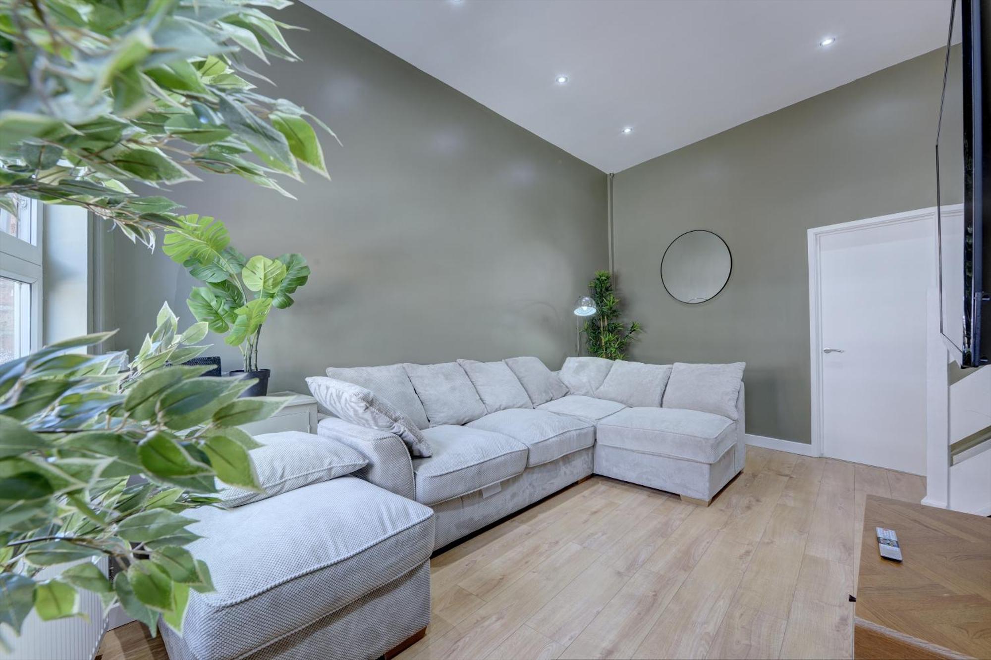 4 Bedrooms Homely House With Garden- Sleeps 9 Comfortably With 6 Comfortable Beds, Free Street Parking, Business Travellers, Contractors, & Holiday-Goers, Coventry, Near All Major Transport Links In Coventry And Motorway ภายนอก รูปภาพ
