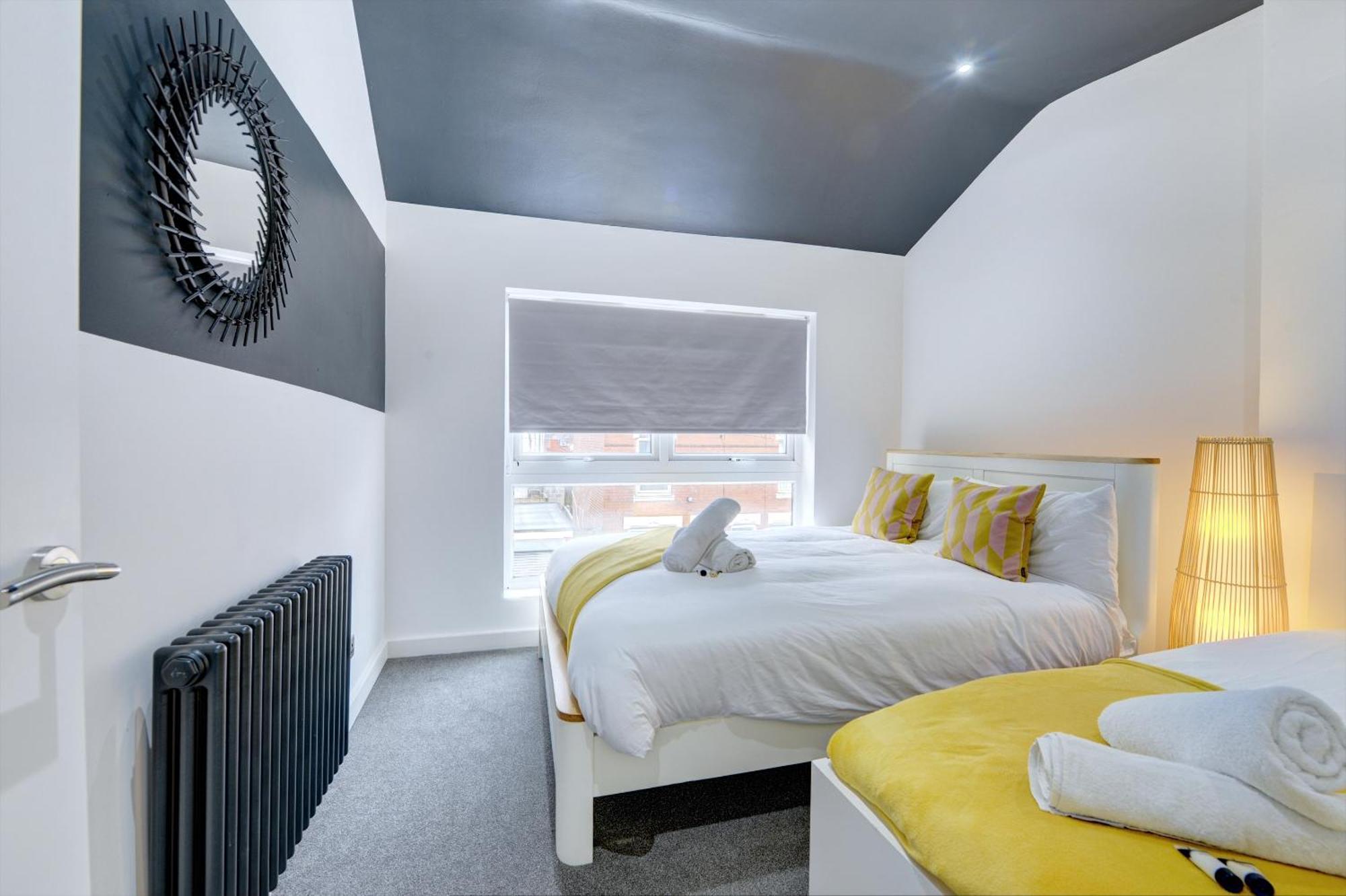 4 Bedrooms Homely House With Garden- Sleeps 9 Comfortably With 6 Comfortable Beds, Free Street Parking, Business Travellers, Contractors, & Holiday-Goers, Coventry, Near All Major Transport Links In Coventry And Motorway ภายนอก รูปภาพ