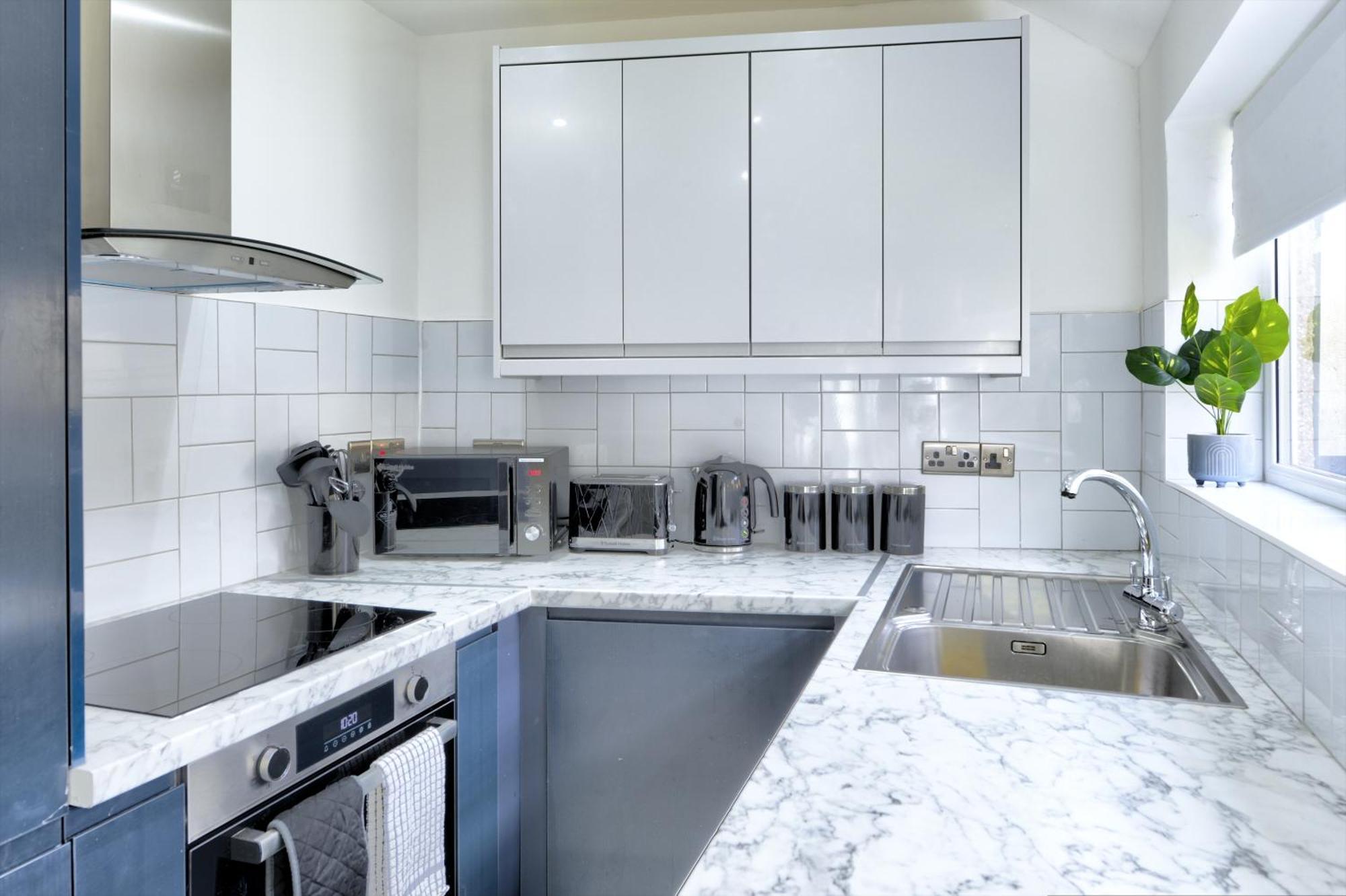 4 Bedrooms Homely House With Garden- Sleeps 9 Comfortably With 6 Comfortable Beds, Free Street Parking, Business Travellers, Contractors, & Holiday-Goers, Coventry, Near All Major Transport Links In Coventry And Motorway ภายนอก รูปภาพ