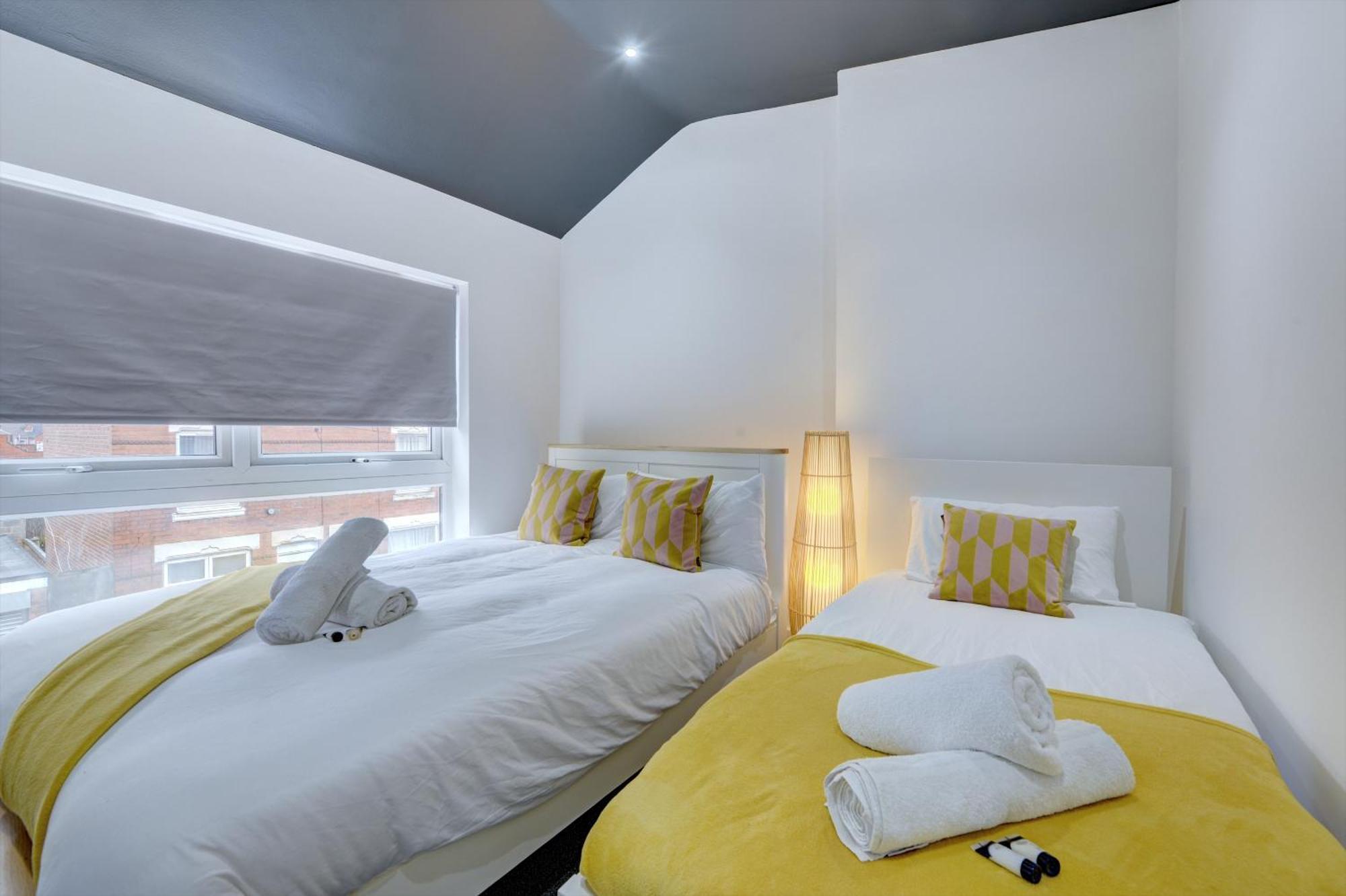 4 Bedrooms Homely House With Garden- Sleeps 9 Comfortably With 6 Comfortable Beds, Free Street Parking, Business Travellers, Contractors, & Holiday-Goers, Coventry, Near All Major Transport Links In Coventry And Motorway ภายนอก รูปภาพ