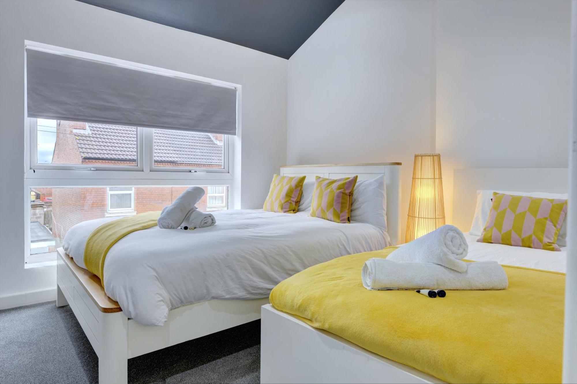 4 Bedrooms Homely House With Garden- Sleeps 9 Comfortably With 6 Comfortable Beds, Free Street Parking, Business Travellers, Contractors, & Holiday-Goers, Coventry, Near All Major Transport Links In Coventry And Motorway ภายนอก รูปภาพ