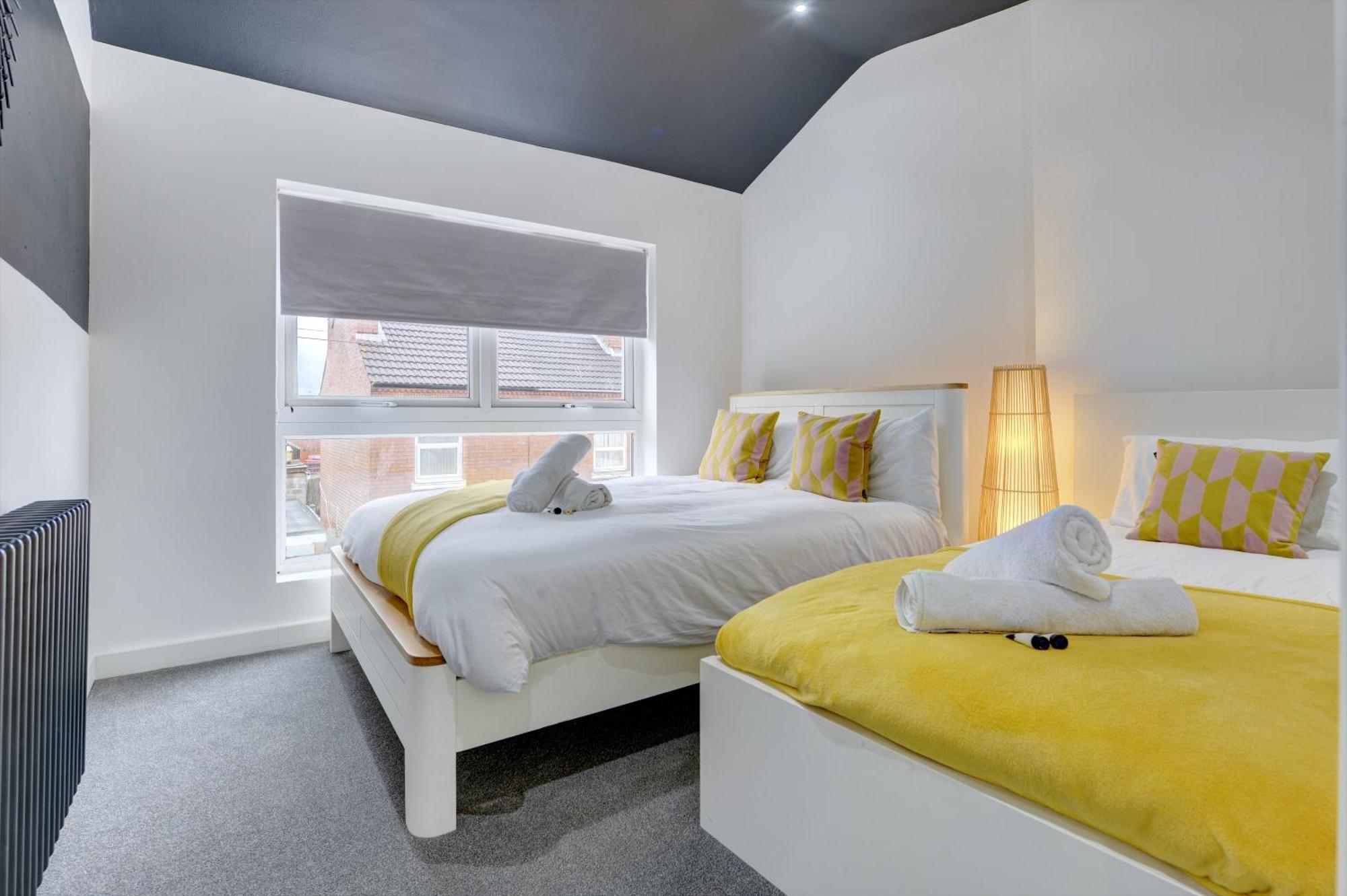 4 Bedrooms Homely House With Garden- Sleeps 9 Comfortably With 6 Comfortable Beds, Free Street Parking, Business Travellers, Contractors, & Holiday-Goers, Coventry, Near All Major Transport Links In Coventry And Motorway ภายนอก รูปภาพ