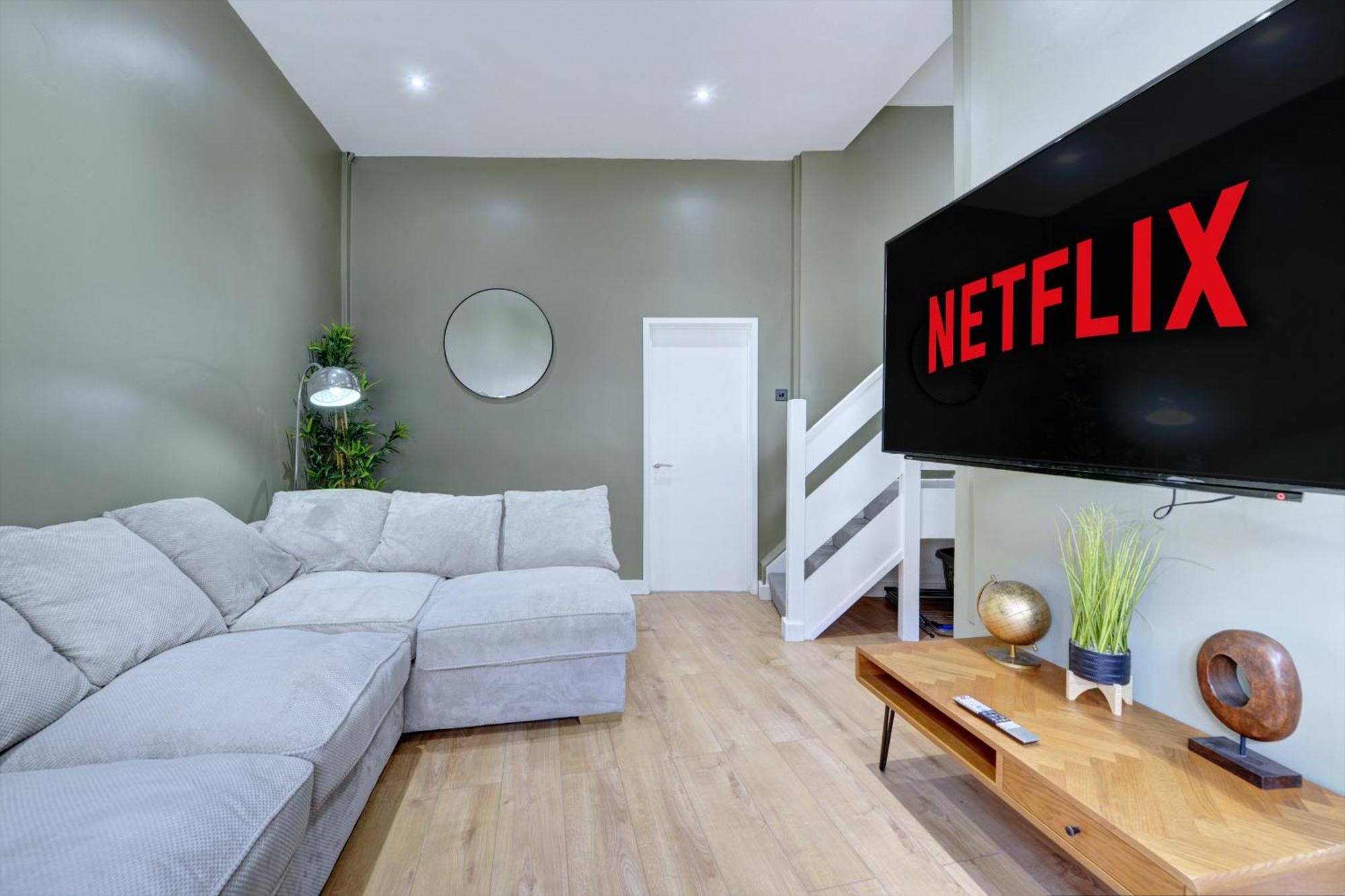 4 Bedrooms Homely House With Garden- Sleeps 9 Comfortably With 6 Comfortable Beds, Free Street Parking, Business Travellers, Contractors, & Holiday-Goers, Coventry, Near All Major Transport Links In Coventry And Motorway ภายนอก รูปภาพ