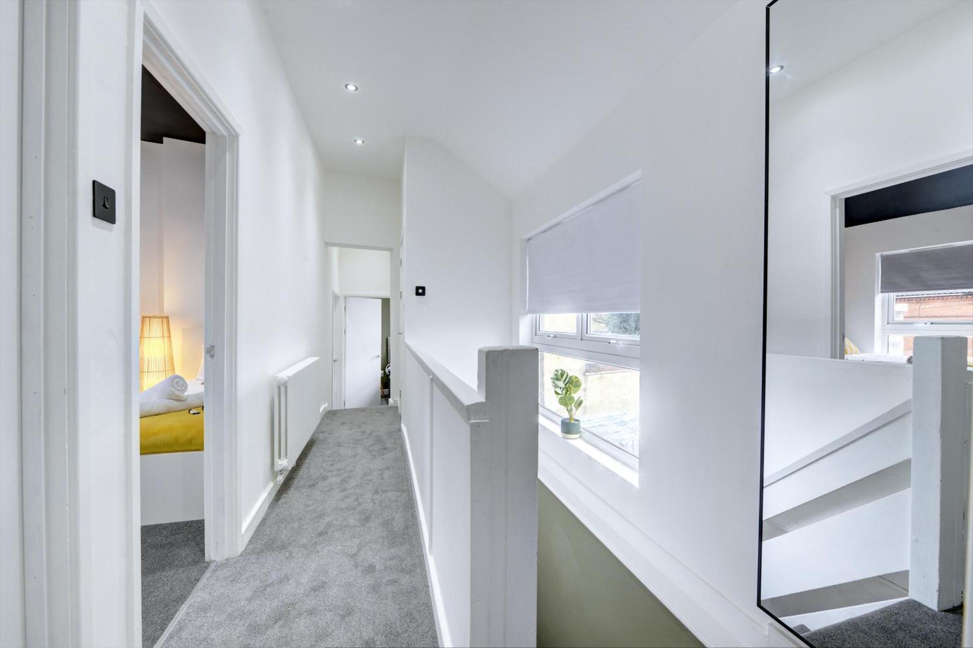 4 Bedrooms Homely House With Garden- Sleeps 9 Comfortably With 6 Comfortable Beds, Free Street Parking, Business Travellers, Contractors, & Holiday-Goers, Coventry, Near All Major Transport Links In Coventry And Motorway ภายนอก รูปภาพ
