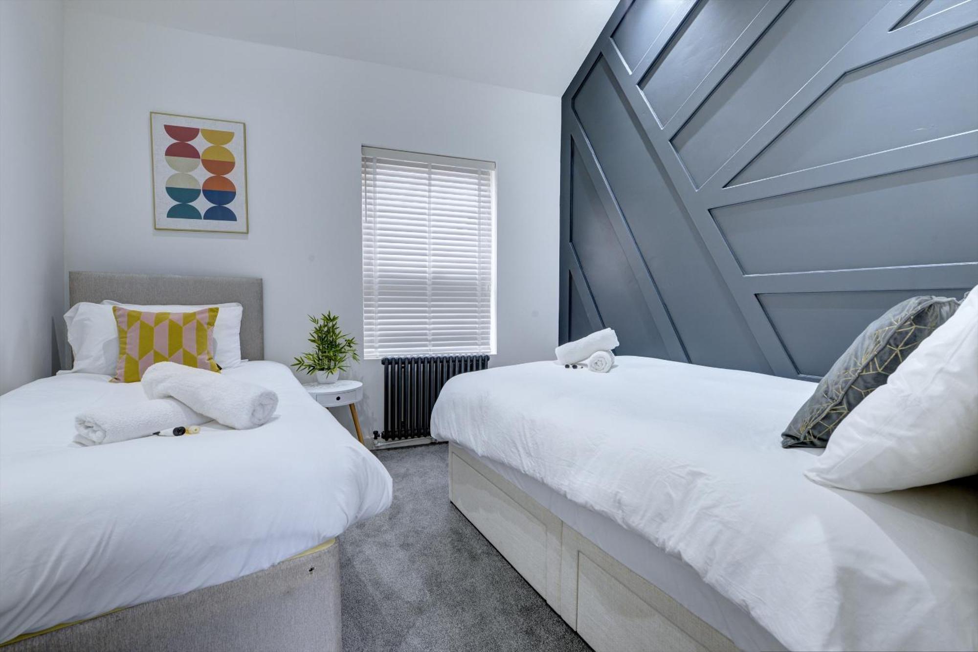 4 Bedrooms Homely House With Garden- Sleeps 9 Comfortably With 6 Comfortable Beds, Free Street Parking, Business Travellers, Contractors, & Holiday-Goers, Coventry, Near All Major Transport Links In Coventry And Motorway ภายนอก รูปภาพ