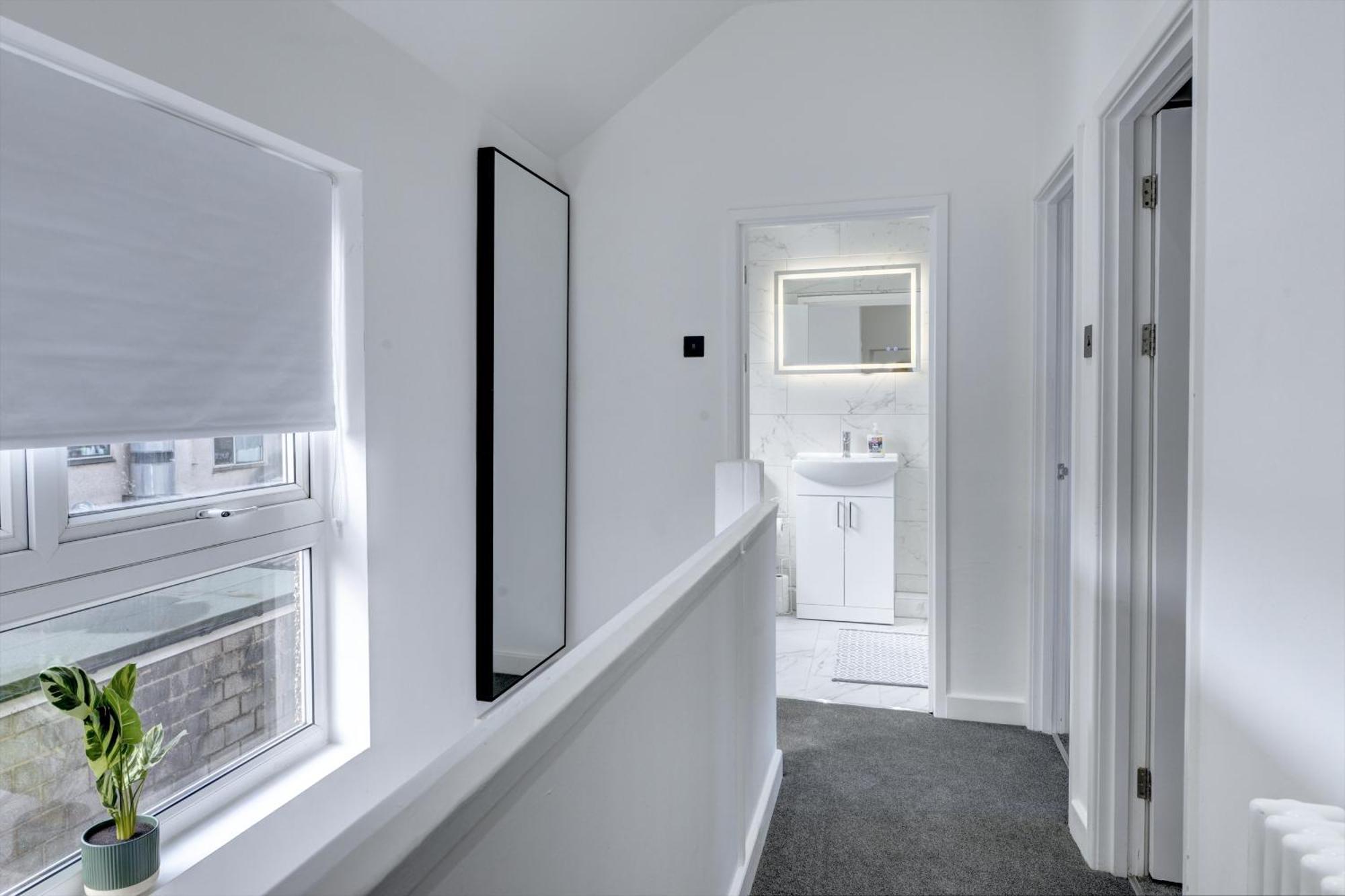4 Bedrooms Homely House With Garden- Sleeps 9 Comfortably With 6 Comfortable Beds, Free Street Parking, Business Travellers, Contractors, & Holiday-Goers, Coventry, Near All Major Transport Links In Coventry And Motorway ภายนอก รูปภาพ