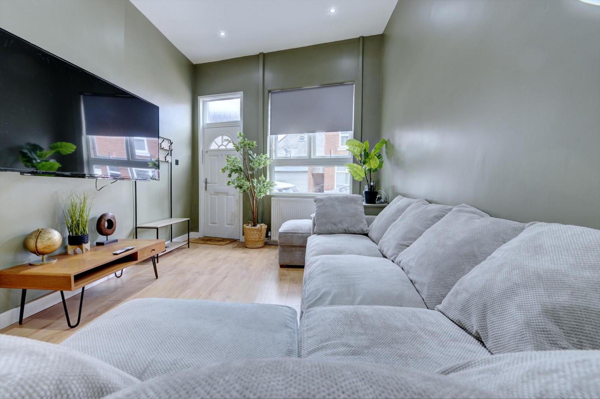 4 Bedrooms Homely House With Garden- Sleeps 9 Comfortably With 6 Comfortable Beds, Free Street Parking, Business Travellers, Contractors, & Holiday-Goers, Coventry, Near All Major Transport Links In Coventry And Motorway ภายนอก รูปภาพ