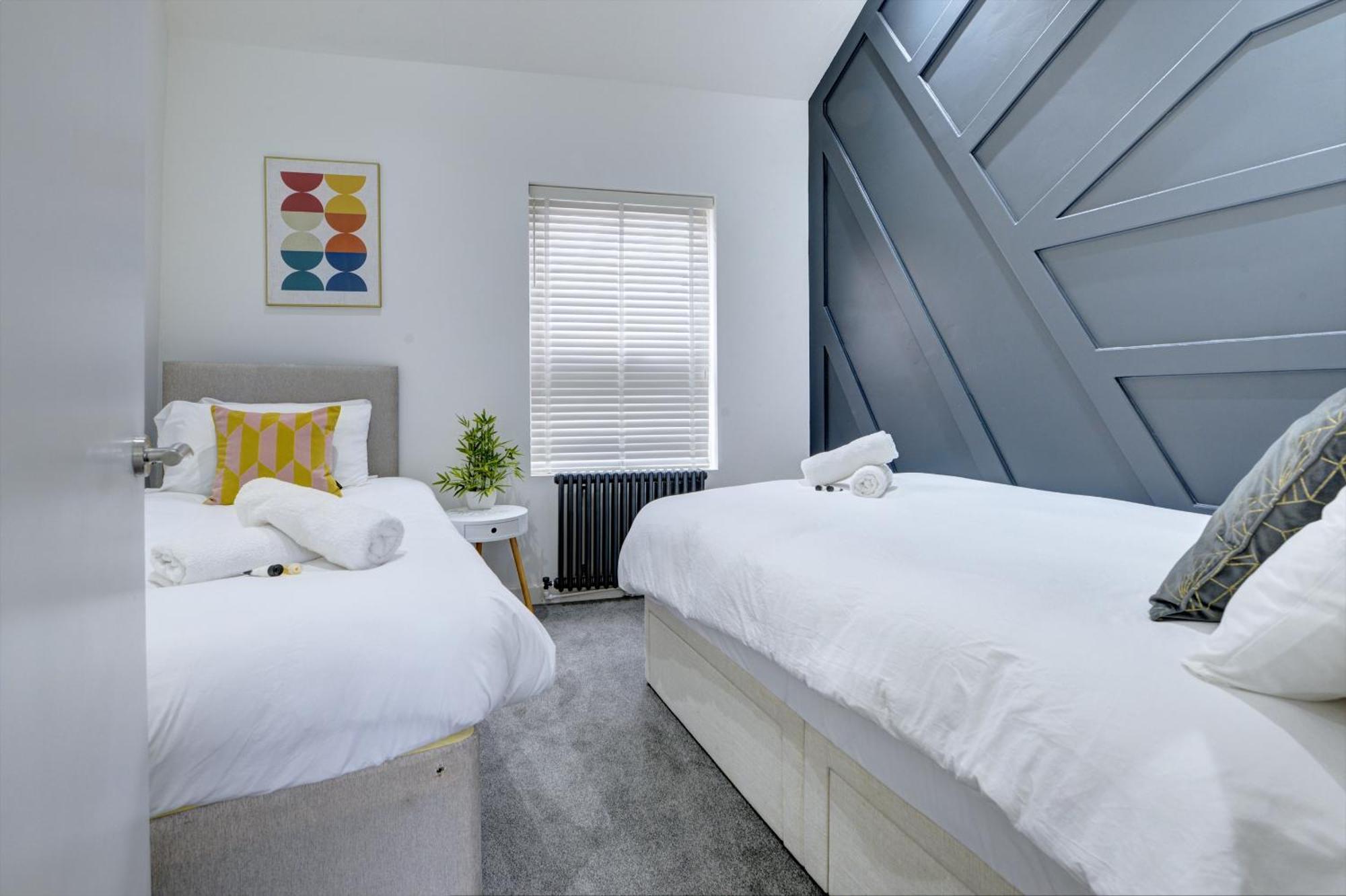4 Bedrooms Homely House With Garden- Sleeps 9 Comfortably With 6 Comfortable Beds, Free Street Parking, Business Travellers, Contractors, & Holiday-Goers, Coventry, Near All Major Transport Links In Coventry And Motorway ภายนอก รูปภาพ