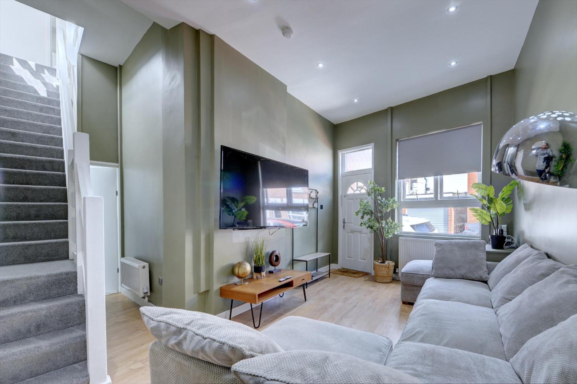 4 Bedrooms Homely House With Garden- Sleeps 9 Comfortably With 6 Comfortable Beds, Free Street Parking, Business Travellers, Contractors, & Holiday-Goers, Coventry, Near All Major Transport Links In Coventry And Motorway ภายนอก รูปภาพ