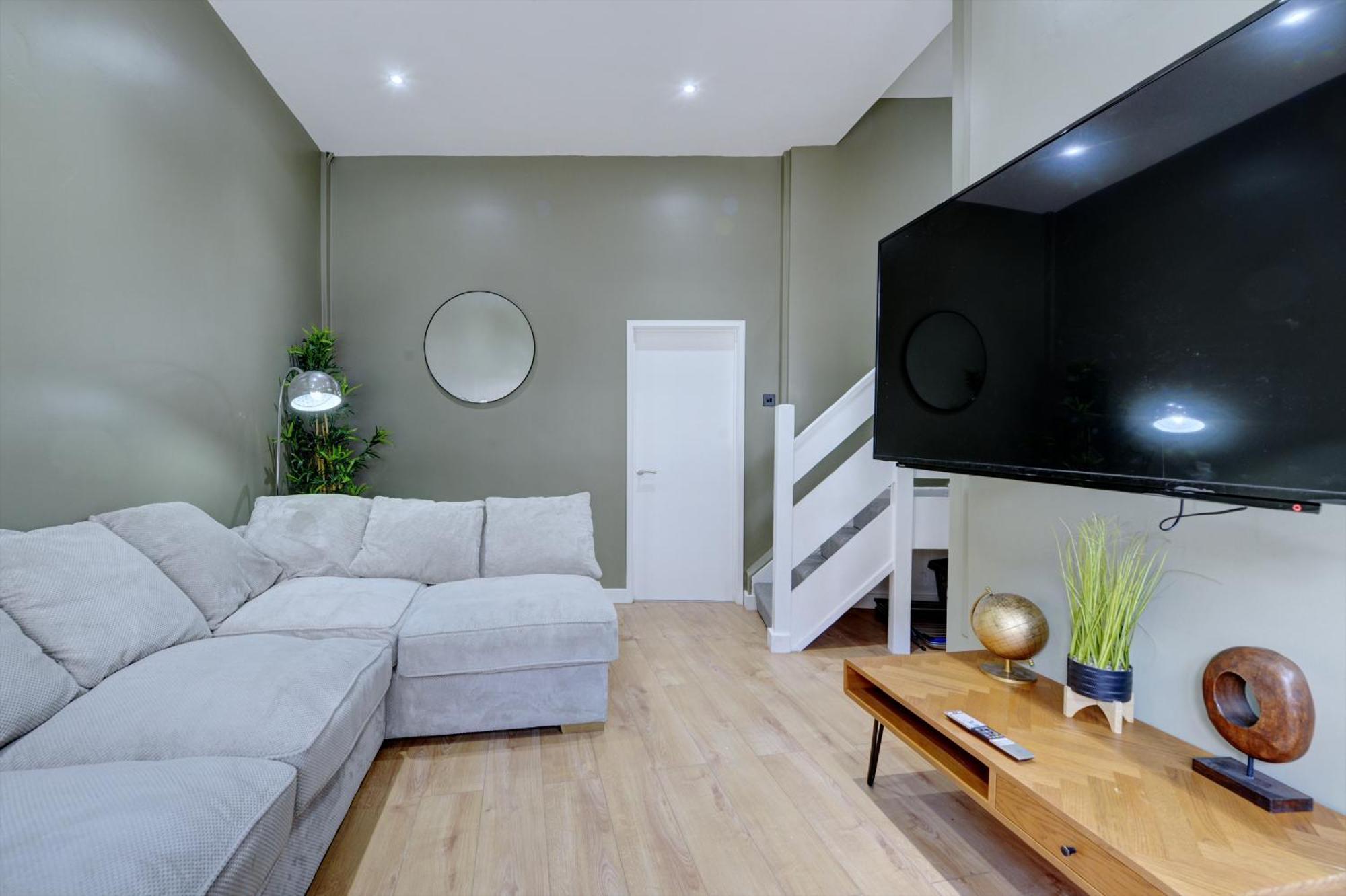 4 Bedrooms Homely House With Garden- Sleeps 9 Comfortably With 6 Comfortable Beds, Free Street Parking, Business Travellers, Contractors, & Holiday-Goers, Coventry, Near All Major Transport Links In Coventry And Motorway ภายนอก รูปภาพ