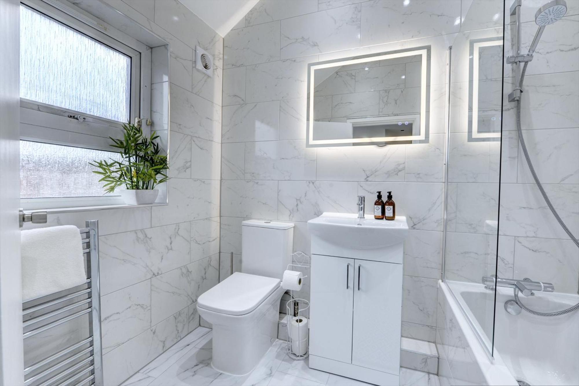 4 Bedrooms Homely House With Garden- Sleeps 9 Comfortably With 6 Comfortable Beds, Free Street Parking, Business Travellers, Contractors, & Holiday-Goers, Coventry, Near All Major Transport Links In Coventry And Motorway ภายนอก รูปภาพ