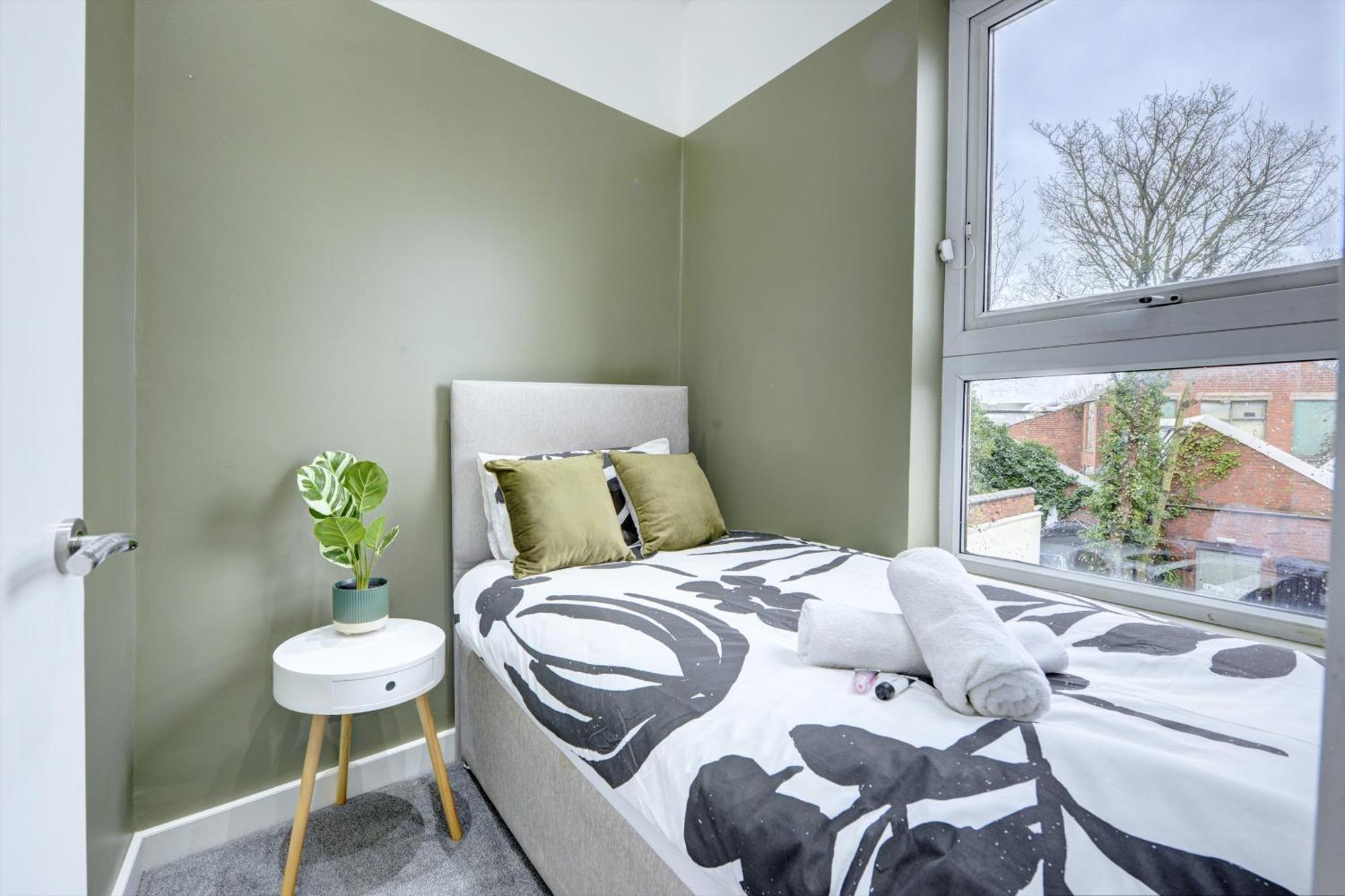 4 Bedrooms Homely House With Garden- Sleeps 9 Comfortably With 6 Comfortable Beds, Free Street Parking, Business Travellers, Contractors, & Holiday-Goers, Coventry, Near All Major Transport Links In Coventry And Motorway ภายนอก รูปภาพ