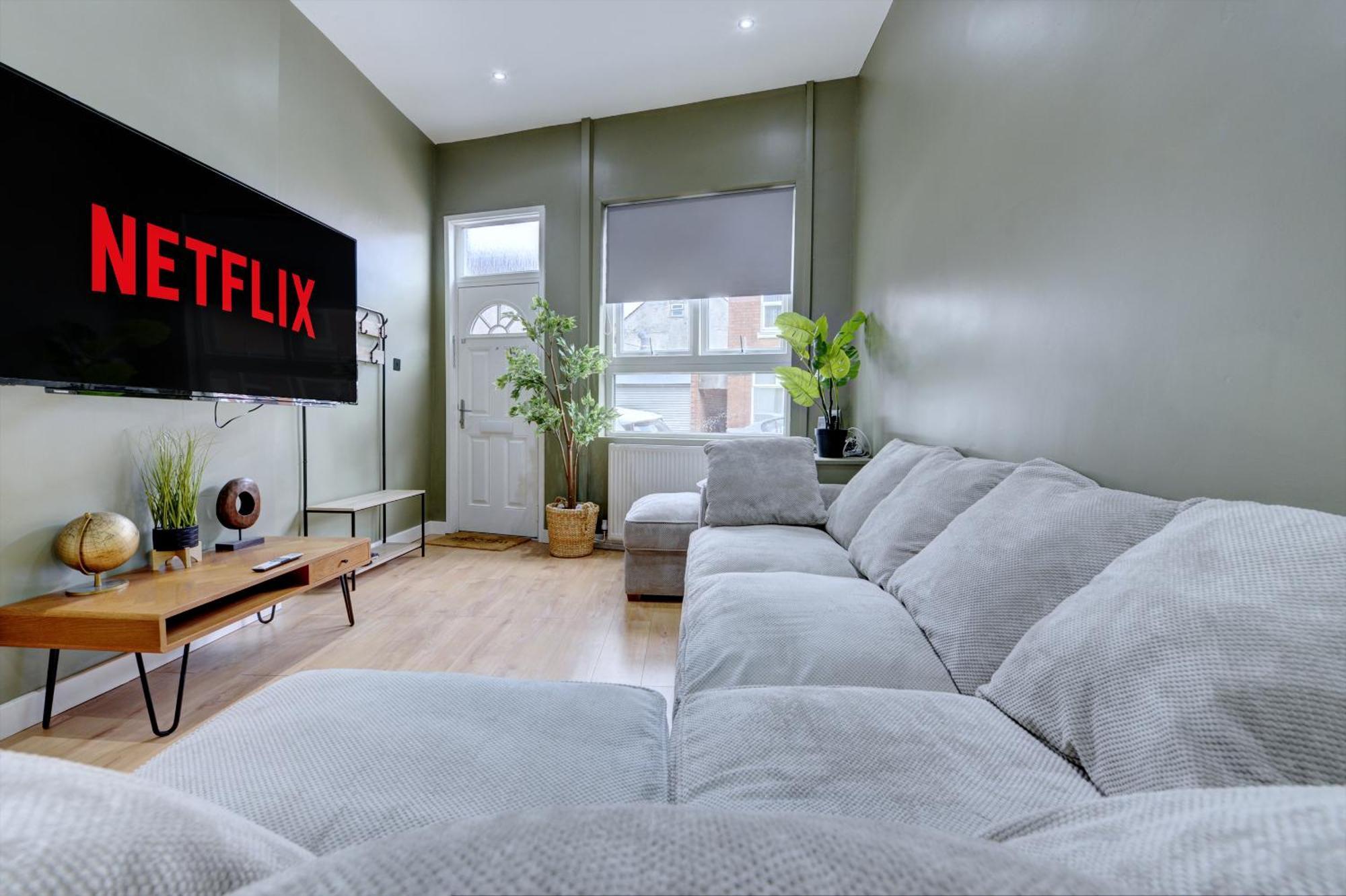 4 Bedrooms Homely House With Garden- Sleeps 9 Comfortably With 6 Comfortable Beds, Free Street Parking, Business Travellers, Contractors, & Holiday-Goers, Coventry, Near All Major Transport Links In Coventry And Motorway ภายนอก รูปภาพ