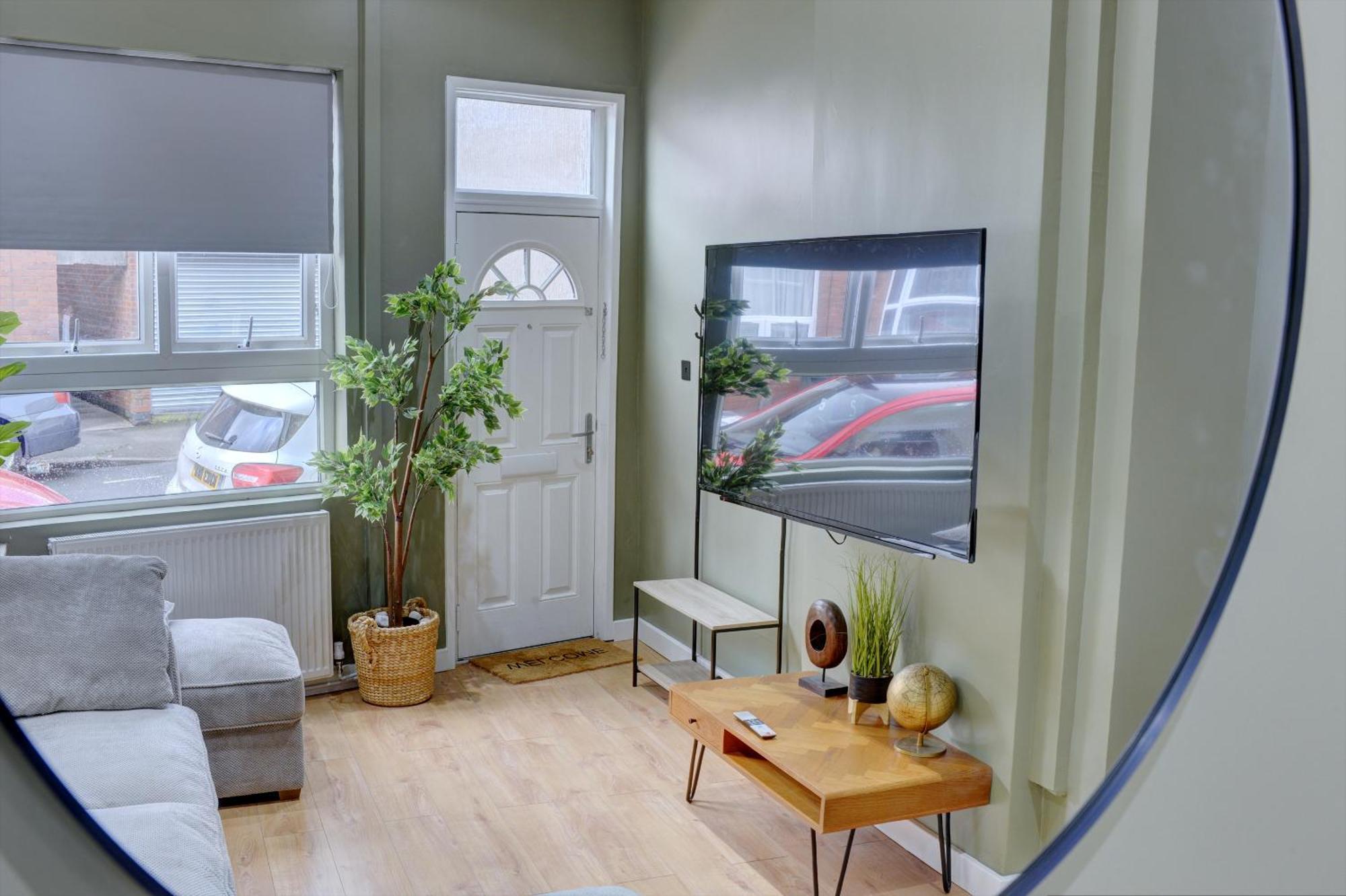 4 Bedrooms Homely House With Garden- Sleeps 9 Comfortably With 6 Comfortable Beds, Free Street Parking, Business Travellers, Contractors, & Holiday-Goers, Coventry, Near All Major Transport Links In Coventry And Motorway ภายนอก รูปภาพ