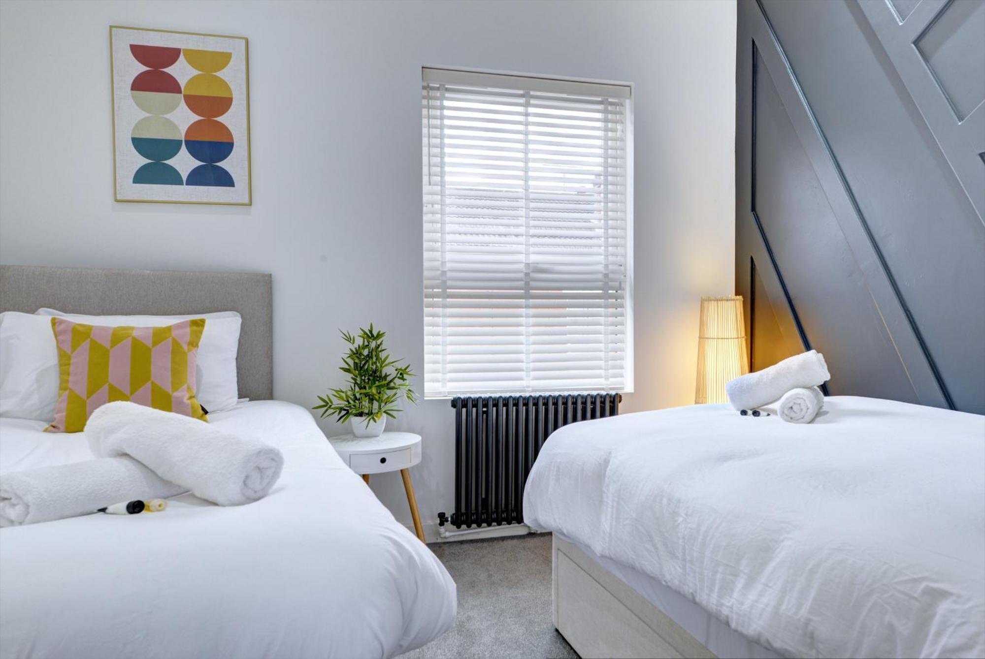 4 Bedrooms Homely House With Garden- Sleeps 9 Comfortably With 6 Comfortable Beds, Free Street Parking, Business Travellers, Contractors, & Holiday-Goers, Coventry, Near All Major Transport Links In Coventry And Motorway ภายนอก รูปภาพ