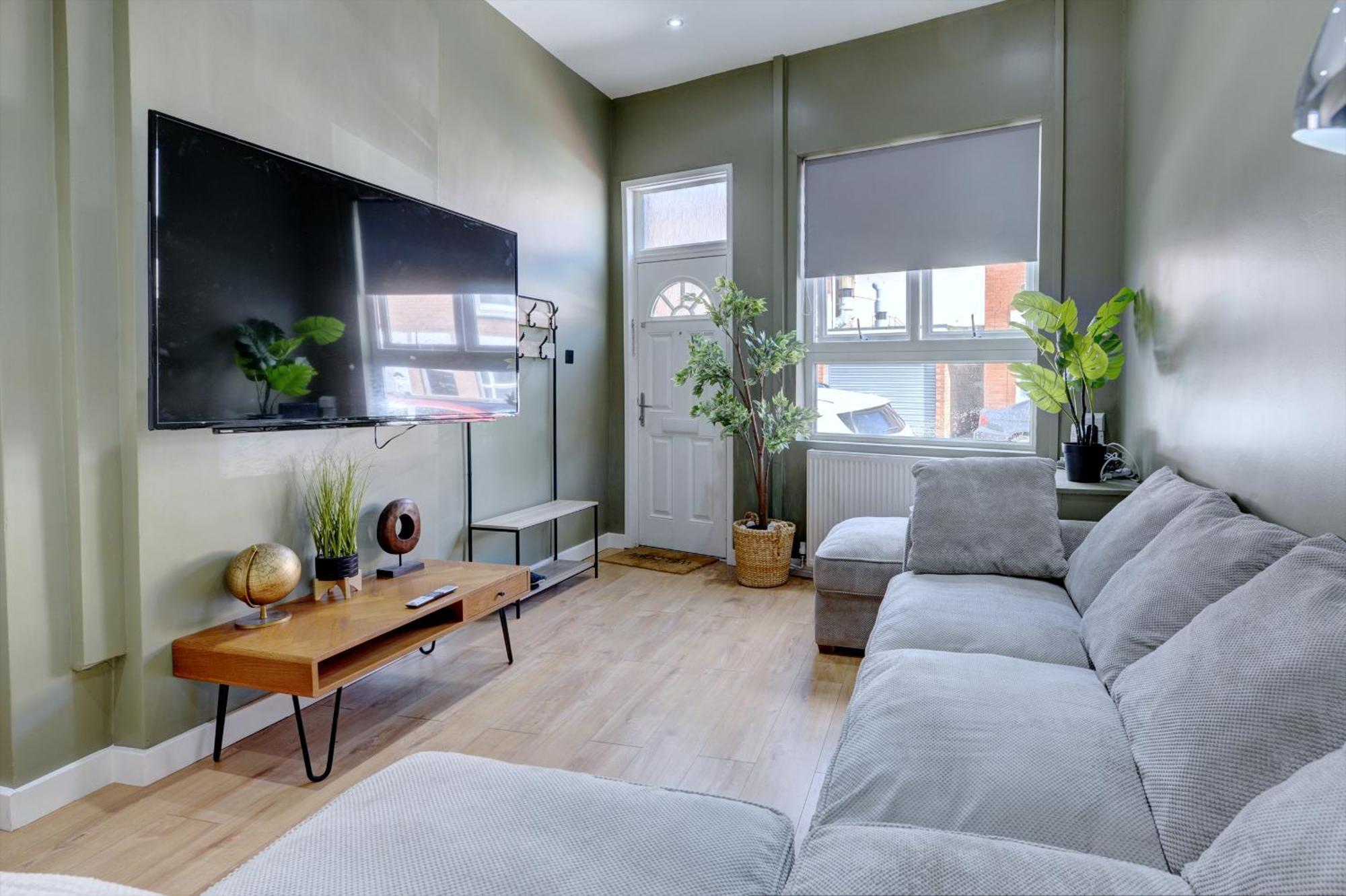 4 Bedrooms Homely House With Garden- Sleeps 9 Comfortably With 6 Comfortable Beds, Free Street Parking, Business Travellers, Contractors, & Holiday-Goers, Coventry, Near All Major Transport Links In Coventry And Motorway ภายนอก รูปภาพ