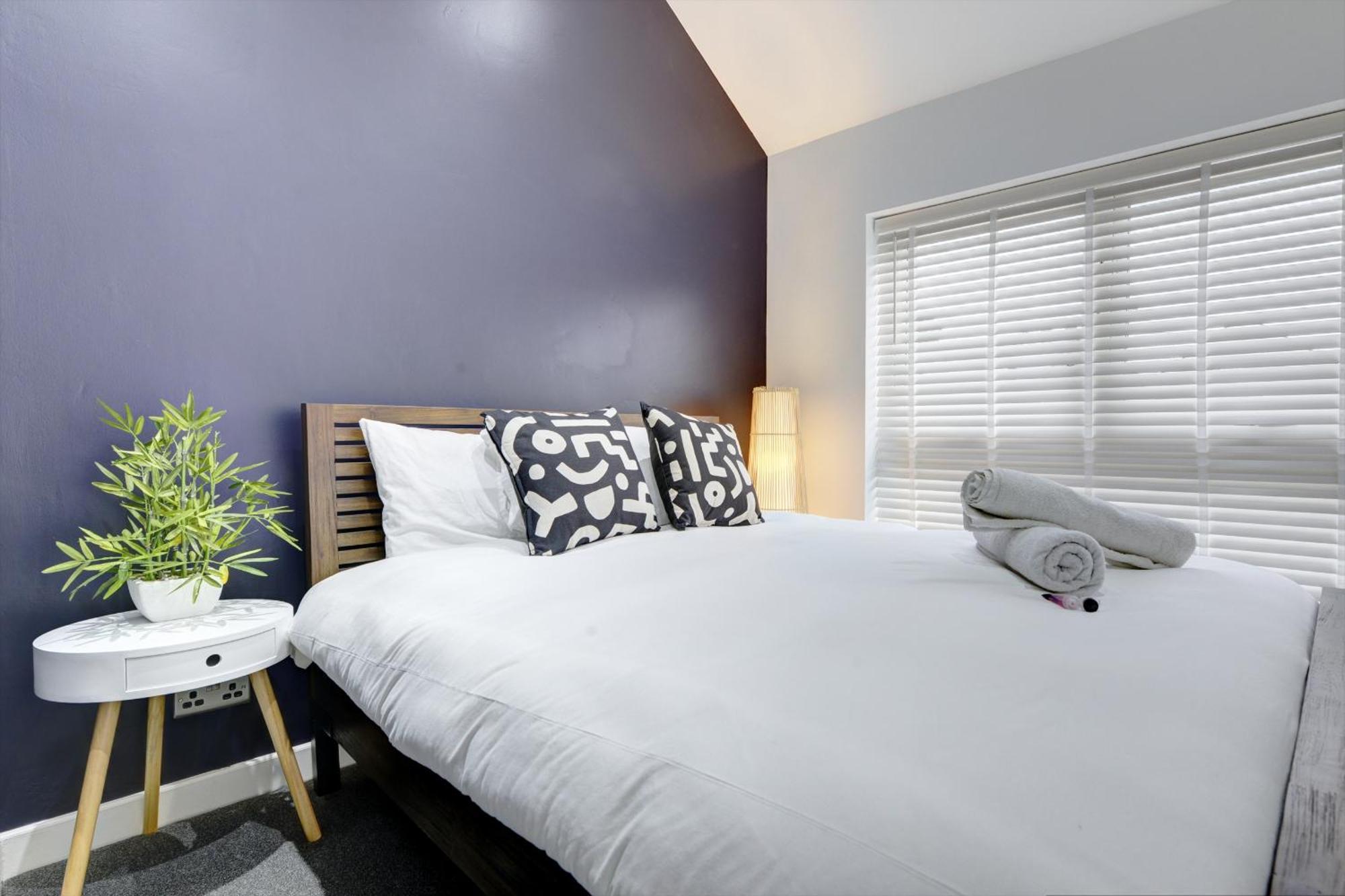 4 Bedrooms Homely House With Garden- Sleeps 9 Comfortably With 6 Comfortable Beds, Free Street Parking, Business Travellers, Contractors, & Holiday-Goers, Coventry, Near All Major Transport Links In Coventry And Motorway ภายนอก รูปภาพ