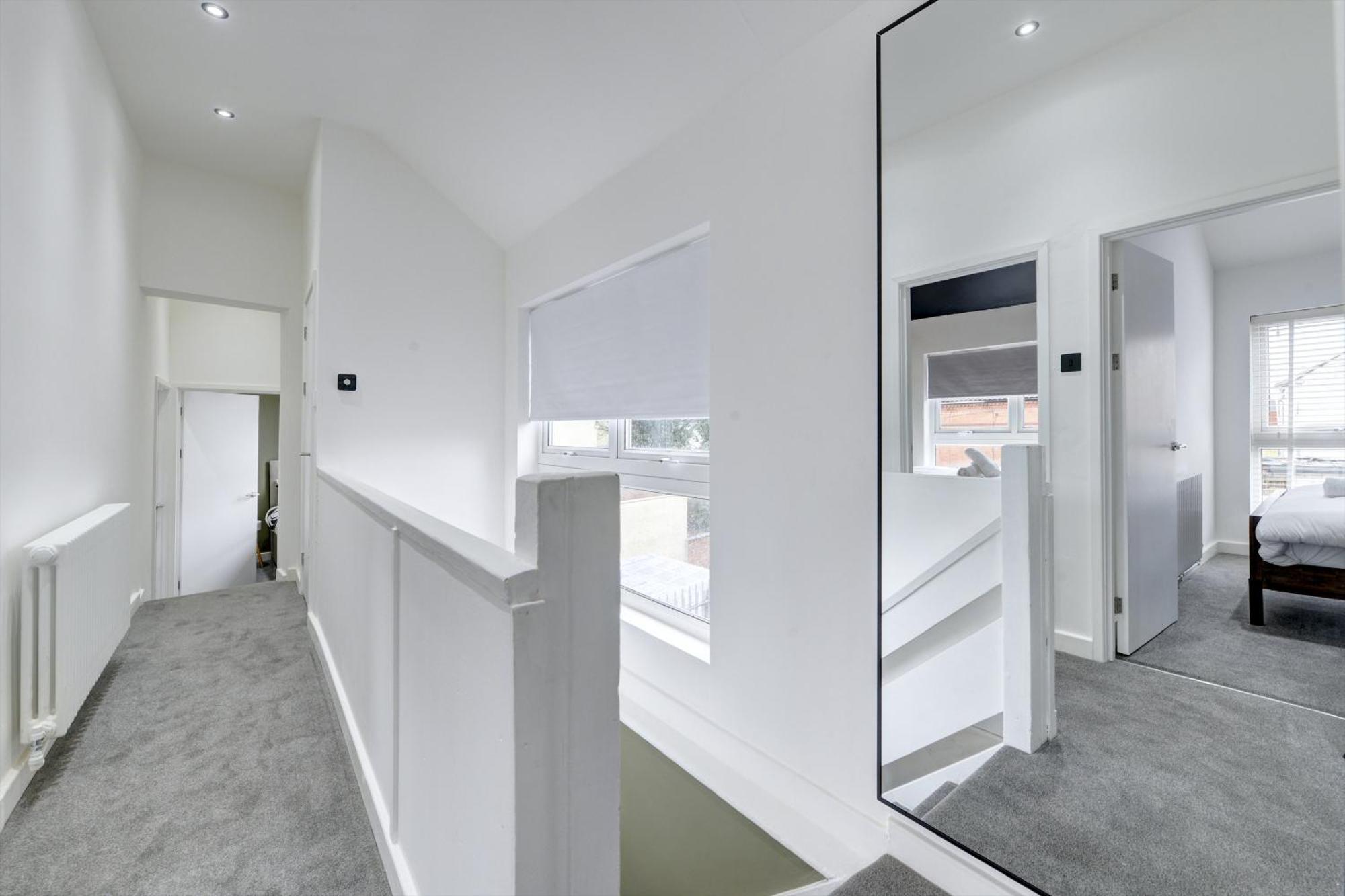 4 Bedrooms Homely House With Garden- Sleeps 9 Comfortably With 6 Comfortable Beds, Free Street Parking, Business Travellers, Contractors, & Holiday-Goers, Coventry, Near All Major Transport Links In Coventry And Motorway ภายนอก รูปภาพ