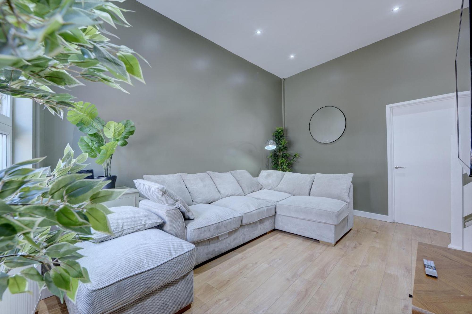 4 Bedrooms Homely House With Garden- Sleeps 9 Comfortably With 6 Comfortable Beds, Free Street Parking, Business Travellers, Contractors, & Holiday-Goers, Coventry, Near All Major Transport Links In Coventry And Motorway ภายนอก รูปภาพ