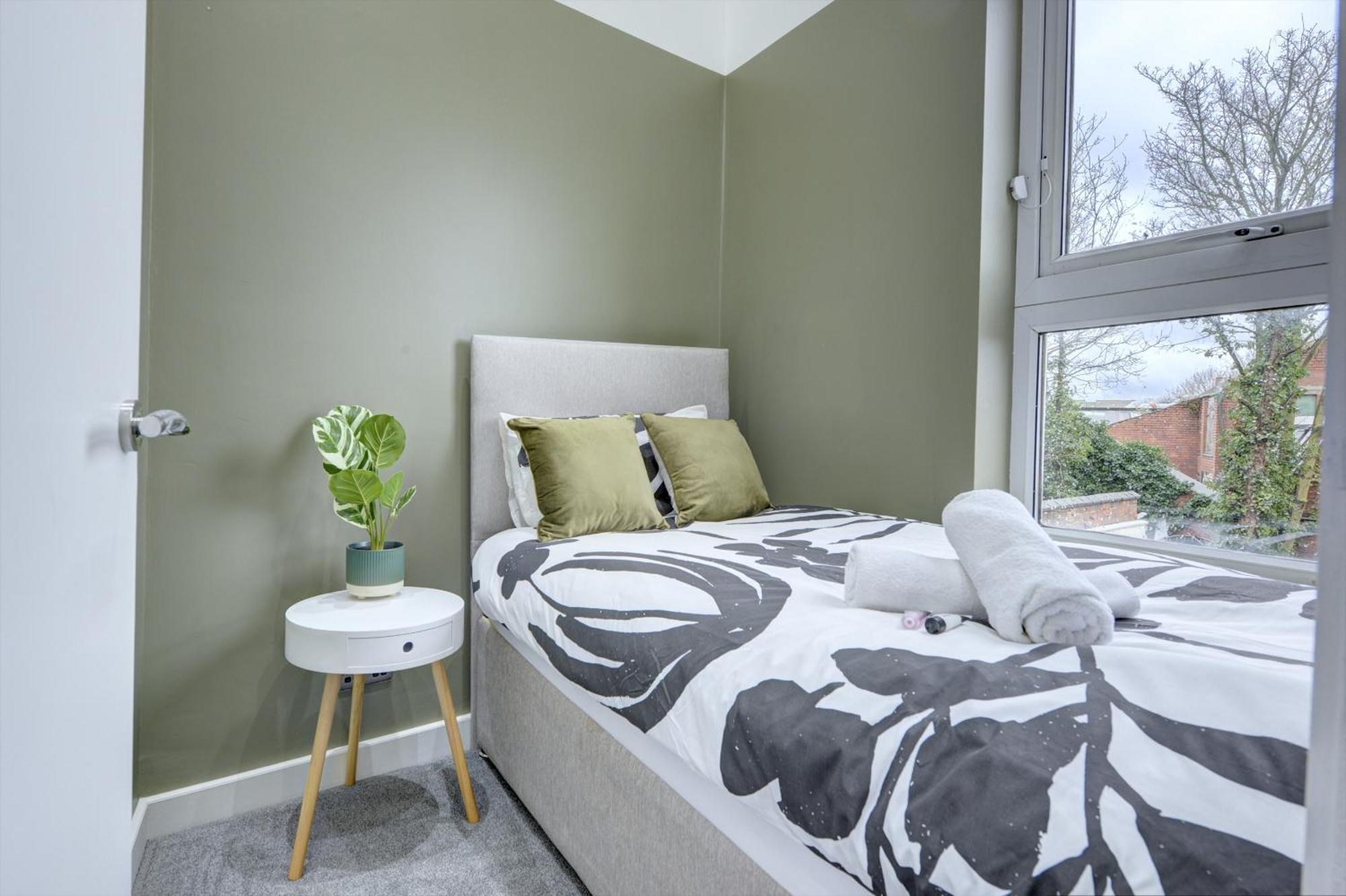 4 Bedrooms Homely House With Garden- Sleeps 9 Comfortably With 6 Comfortable Beds, Free Street Parking, Business Travellers, Contractors, & Holiday-Goers, Coventry, Near All Major Transport Links In Coventry And Motorway ภายนอก รูปภาพ