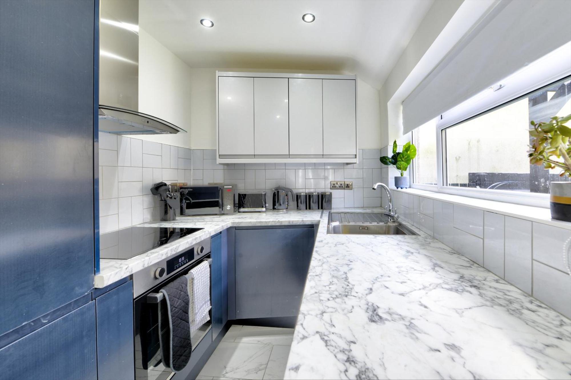 4 Bedrooms Homely House With Garden- Sleeps 9 Comfortably With 6 Comfortable Beds, Free Street Parking, Business Travellers, Contractors, & Holiday-Goers, Coventry, Near All Major Transport Links In Coventry And Motorway ภายนอก รูปภาพ