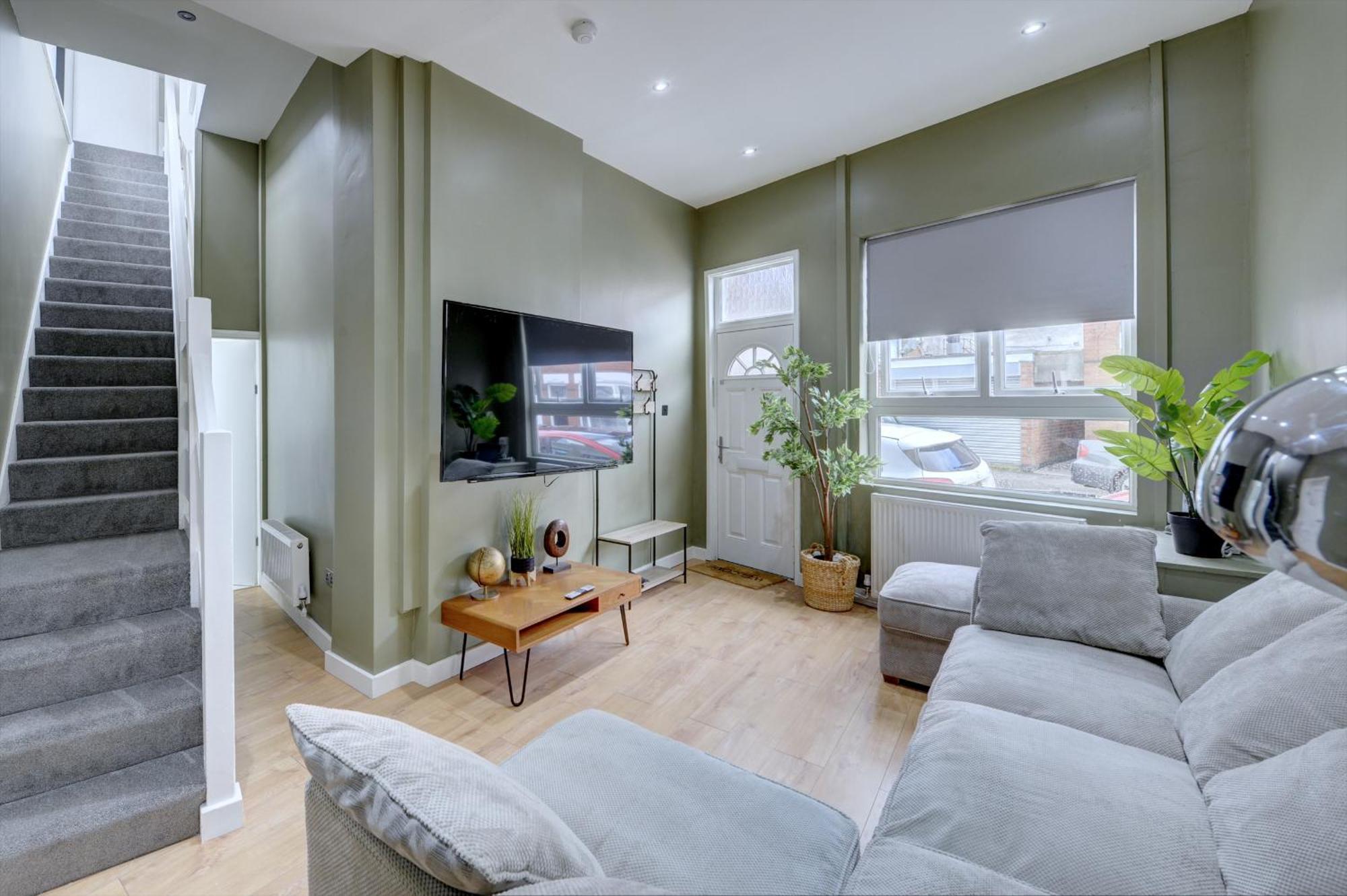 4 Bedrooms Homely House With Garden- Sleeps 9 Comfortably With 6 Comfortable Beds, Free Street Parking, Business Travellers, Contractors, & Holiday-Goers, Coventry, Near All Major Transport Links In Coventry And Motorway ภายนอก รูปภาพ
